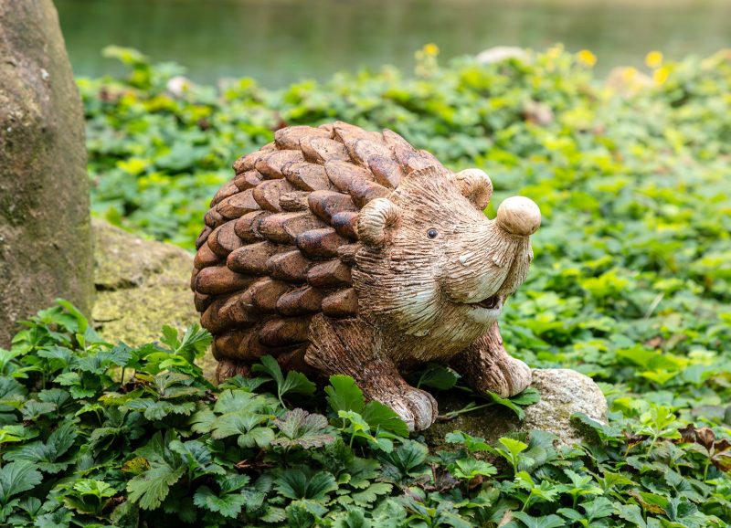 Decorative hedgehog figure in wood look 21x33cm